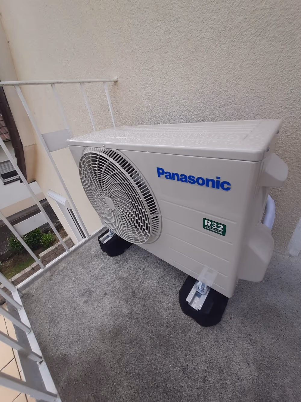 Klimaanlage Außeneinheit an moderner Hausfassade