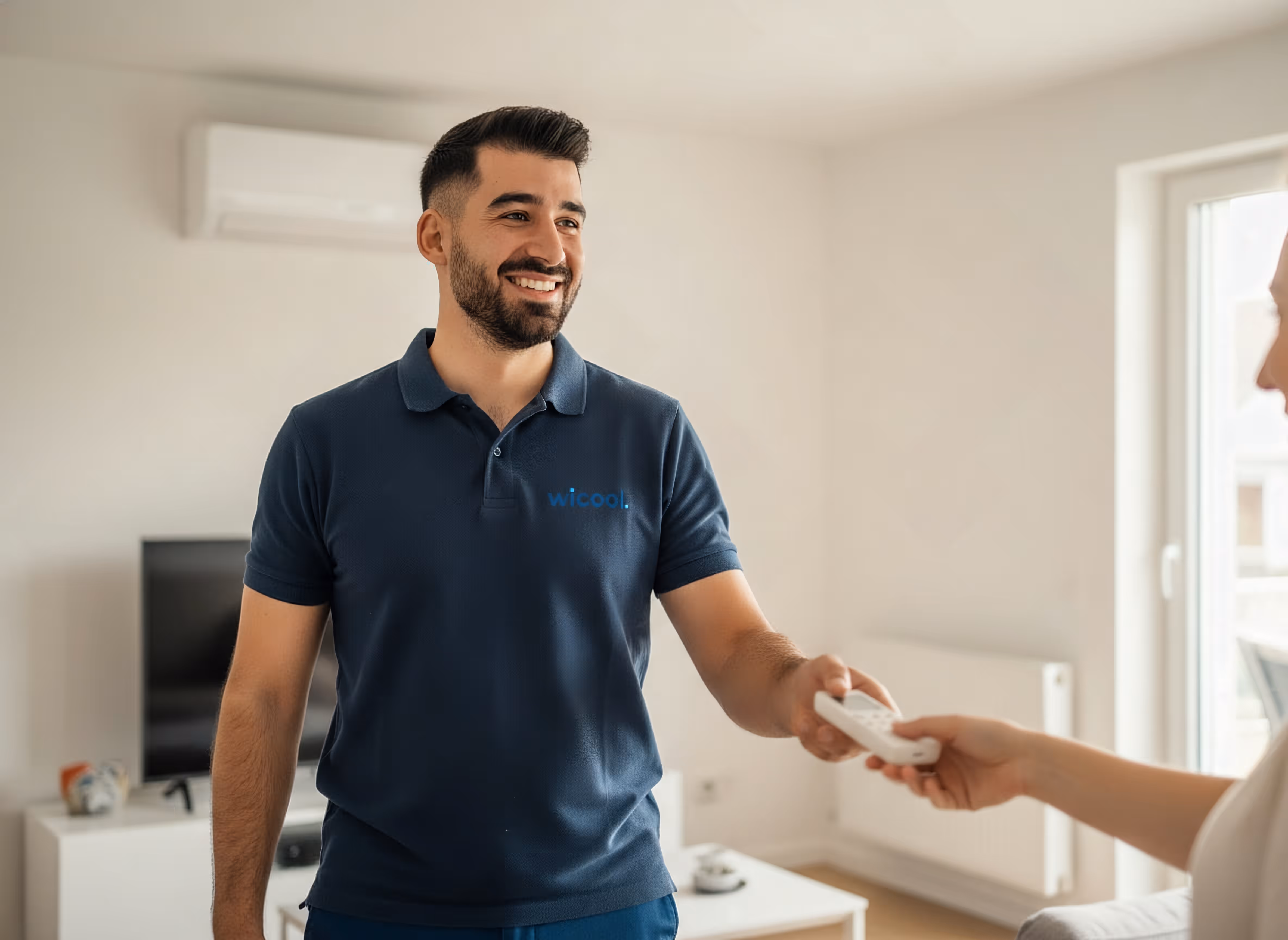 Wicool-Techniker übergibt Klimaanlage an Kunden - Einweisung nach erfolgreicher Installation