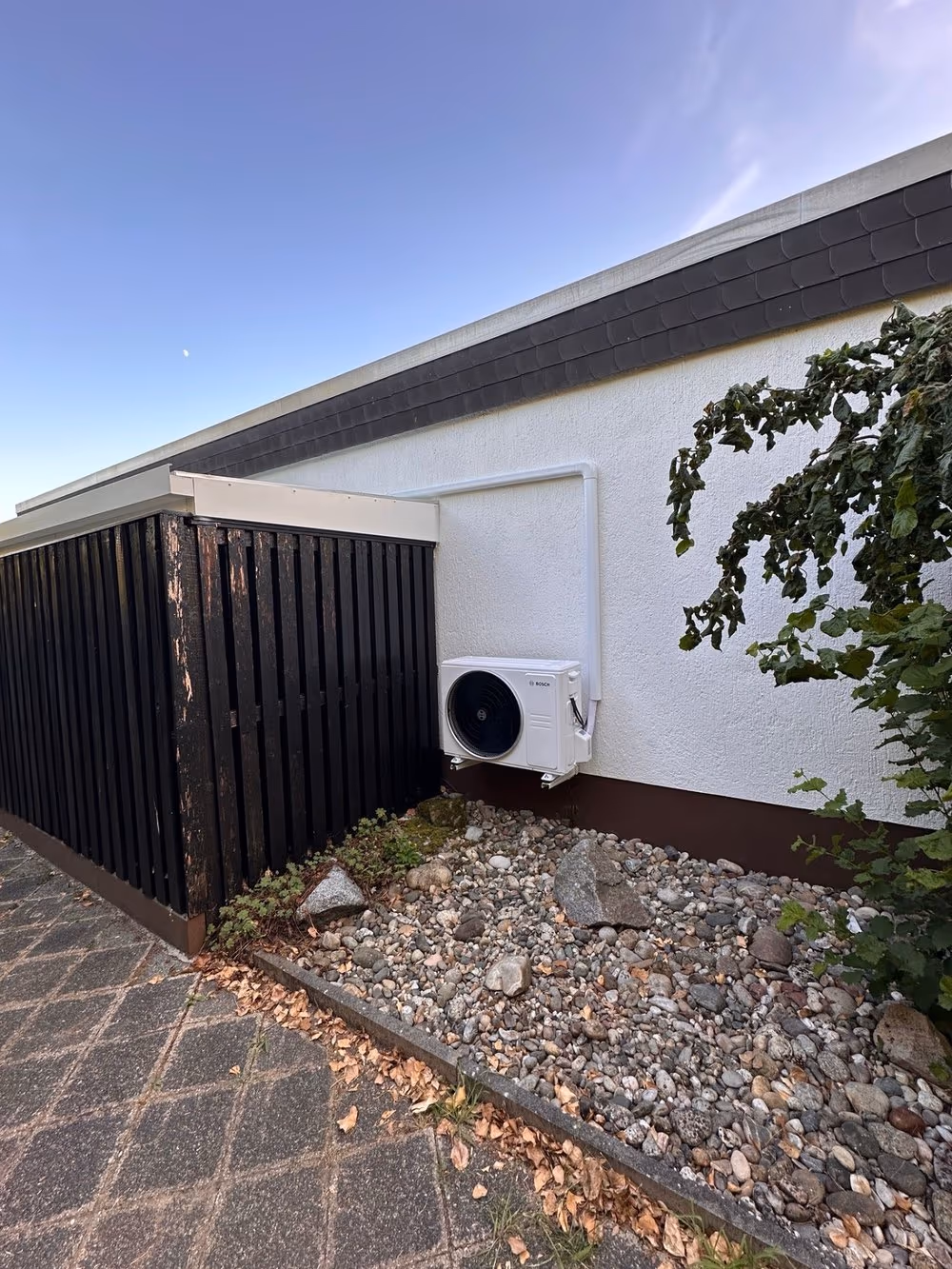 Bosch Luft-Wärmepumpe Außeneinheit vor Einfamilienhaus