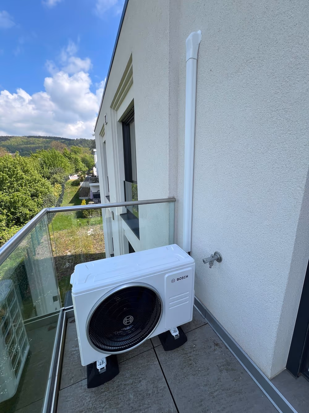 Bosch Klimaanlage auf Schwingungsdämpfern montiert - Wicool Referenzinstallation