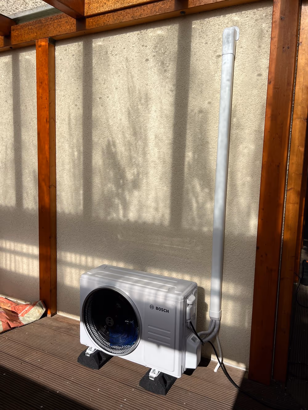 Bosch Außeneinheit montiert auf Terrasse - Wicool Referenzinstallation