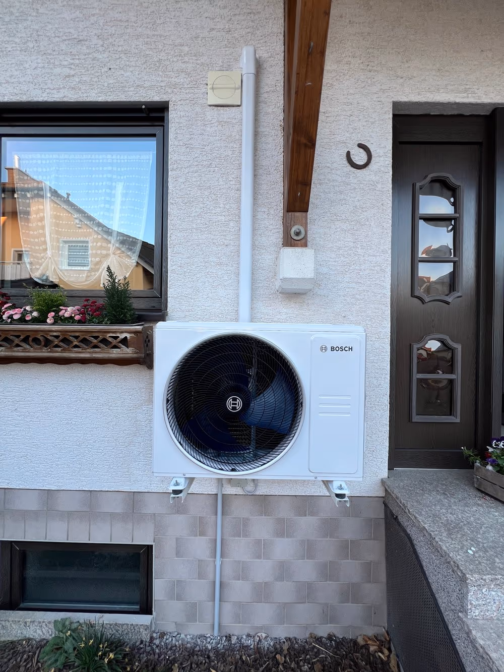 Bosch Außeneinheit wandmontiert an Einfamilienhaus