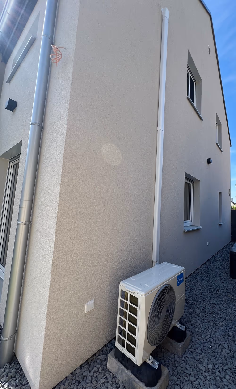 Midea Außeneinheit mit sauberer Kabelführung