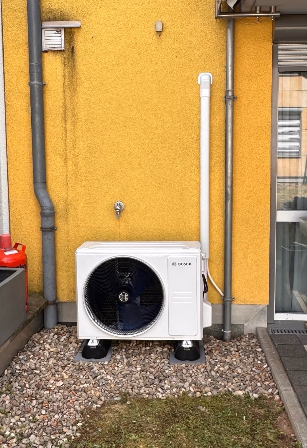 Sauber montierte Klimaanlage Außeneinheit