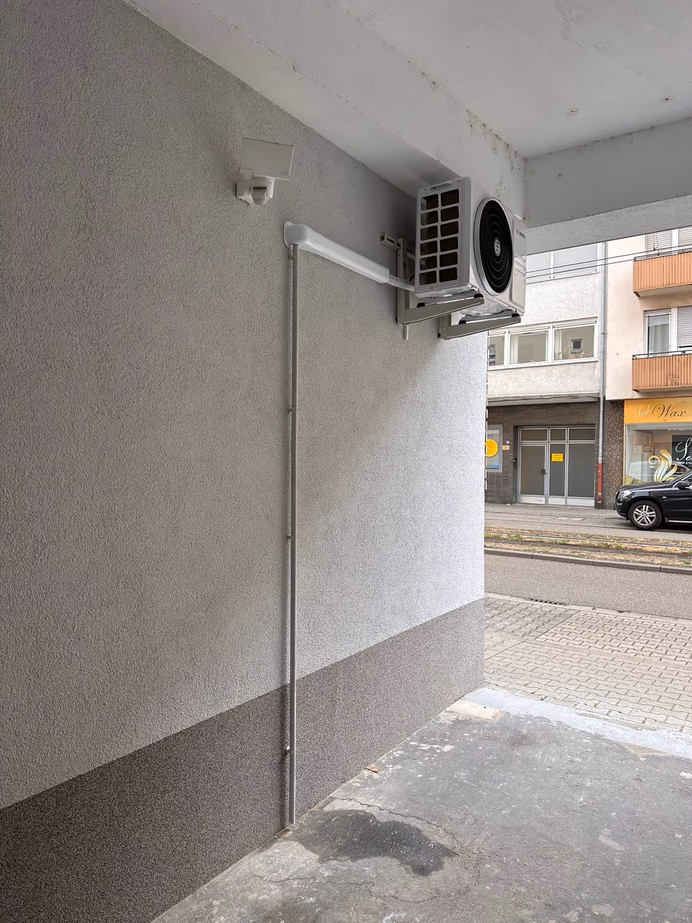 Detailaufnahme einer professionellen Außenmontage
