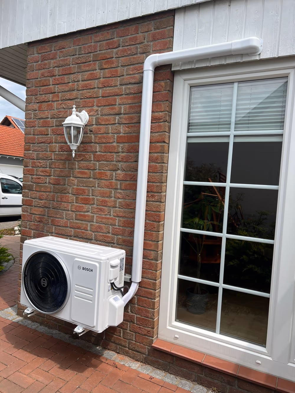Bosch Außeneinheit an Backsteinfassade - Wicool Referenzinstallation