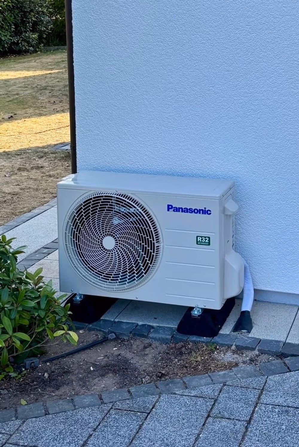 Klimaanlage Außeneinheit modernes Einfamilienhaus